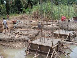 Kodim 0212/TS dan Masyarakat Bangun Jembatan Gantung di Ulu Sosa