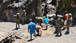 Satgas Yonif 521/DY Bantu Perbaiki Jembatan Longsor di Distrik Eragayam