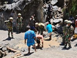 Satgas Yonif 521/DY Bantu Perbaiki Jembatan Longsor di Distrik Eragayam