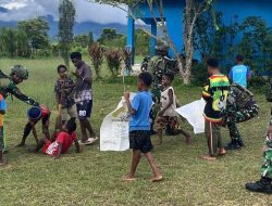 Satgas Yonif 521/DY Bersihkan Lapangan Sepak Bola di Kobakma