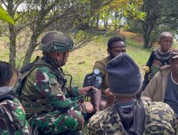 Satgas Yonif 521/DY Berbagi Sembako dan Pelayanan Kesehatan di Napua