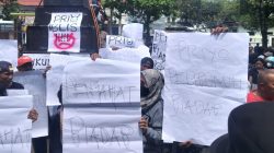 Ratusan Massa FSI Kawal Sidang Kasus Pembunuhan Satu Keluarga di PN Indramayu