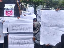Ratusan Massa FSI Kawal Sidang Kasus Pembunuhan Satu Keluarga di PN Indramayu