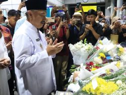 Wakil Wali Kota Bekasi Kenang Korban Kecelakaan Kereta, Lakukan Doa bersama dan Tabur Bunga 