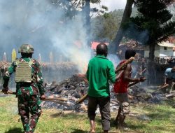 Satgas Yonif 521/DY Larut Dalam Tradisi Bakar Batu Bersama Warga Bolakme