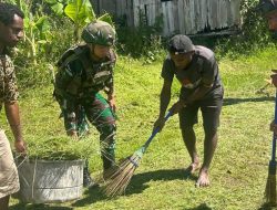 Satgas Yonif 521/DY dan Warga Bersihkan Area Kantor Distrik Apalapsili