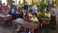 Satgas Yonif 521/DY Bersama Puskesmas Periksa Malaria dan Pengobatan bagi Pelajar di Distrik Airu