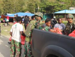 Masih dalam Momen Idul Adha 1447 H,Satgas Yonif 521/DY Bagikan Ratusan Sembako ke Warga Distrik Walesi