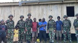 Satgas Yonif 521/DY Bantu Perbaikan Rumah Warga di Distrik Kobakma