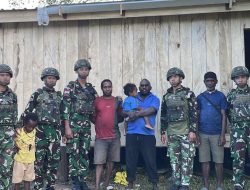 Satgas Yonif 521/DY Bantu Perbaikan Rumah Warga di Distrik Kobakma
