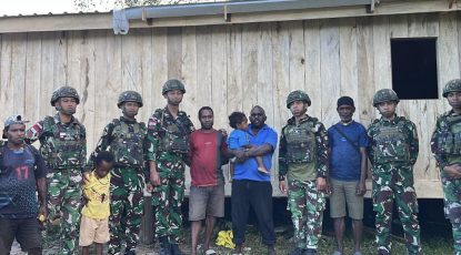Satgas Yonif 521/DY Bantu Perbaikan Rumah Warga di Distrik Kobakma