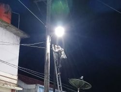 Aksi Spontan Warga Sinjai Tengah Gantikan Lampu PJU