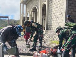 Satgas Yonif 521/DY Bangun Masjid Bersama Warga di Distrik Walesi