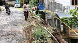 Anggota Polsek Sinjai Tengah Pasang Garis Polisi di Lokasi Longsor