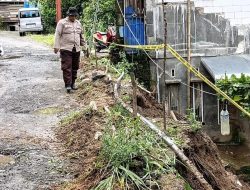 Anggota Polsek Sinjai Tengah Pasang Garis Polisi di Lokasi Longsor
