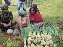 Satgas Yonif 521/DY Dukung Program BGN,Bantu Dongkrak Ekonomi Warga Distrik Walesi