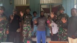 Satgas Yonif 521/DY Berikan Pelayanan Kesehatan Gratis Baju Layak Pakai kepada Warga Distrik Kobakma