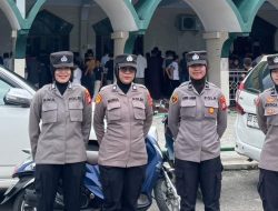 Polwan Polres Sinjai Hadir di Garis Depan Saat Solat Jumat Berlangsung