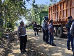 Sebabkan Kerusakan Jalan di Kali Cinta, Satlantas Polres Lampung Utara dan Dishub Tegur Kendaraan