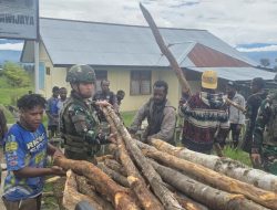 Satgas Yonif 521/DY Gotong Royong Bangun Pagar Pondok Pesantren Al Istiqomah Walesi