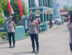Saat Personel Polki Sholat Jumat, Polwan Polres Sinjai Tetap Berdiri di Garda Terdepan Pelayanan