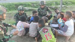 Satgas Yonif 521/DY Beri Sarana Olahraga dan Buku Tulis bagi Pemuda serta Anak-Anak Kampung Muaranawa