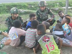 Satgas Yonif 521/DY Beri Sarana Olahraga dan Buku Tulis bagi Pemuda serta Anak-Anak Kampung Muaranawa