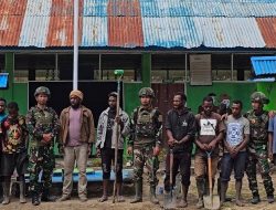 Satgas Yonif 521/DY Gotong Royong Renovasi MI Merasugun Distrik Walesi