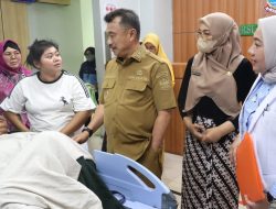 Harris Bobihoe Jenguk Korban Kecelakaan Cut Mutia, Kepedulian Pemkot Bekasi