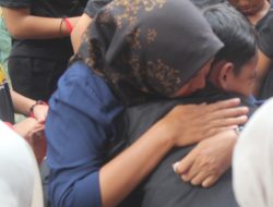 Tak Kuasa Tahan Sedih, Pelukan seorang ibu di Acara Perpisahan Bikin Mewek