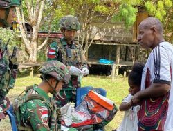 Sagas Yonif 521/DYt Gelar Pelayanan Kesehatan Gratis Keliling di Kampung Muaranawa