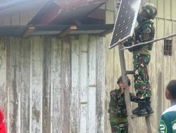 Satgas Yonif 521/DY Bantu Pemasangan Instalasi Panel Surya Warga Apalapsili