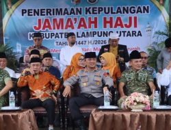 Kepulangan Jamaah Haji Kloter 15 JKG Dikawal Polres Lampung Utara
