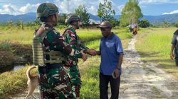 Kebersamaan di Tanah Papua, Satgas Yonif 521/DY Pererat Silaturahmi dengan Warga Distrik Elelim