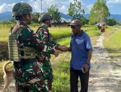 Kebersamaan di Tanah Papua, Satgas Yonif 521/DY Pererat Silaturahmi dengan Warga Distrik Elelim