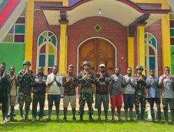 Satgas Yonif 521/DY Bantu Warga Distrik Walesi Renovasi Gereja Katolik Paroki Santo Paulus
