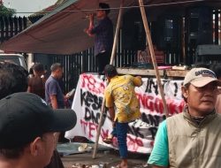 Upamas Kampung Tegal Murni Gelar Aksi di Dua Gerbang PT Pemi, Aktivitas Perusahaan Terganggu