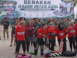 Dukung Gerakan Raden Inten ASRI, Prajurit Korem 043/Gatam Bersihkan Pantai Pasir Putih