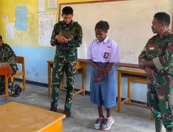 Satgas Pamtas RI-PNG Kewilayahan Yonif 645/Gty Bantu Ajar di Sekolah Perbatasan Papua