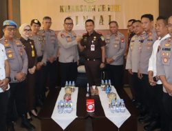 Kapolres Sinjai Beri Kejutan Nasi Tumpeng untuk Kajari di Hari Bhakti Adhyaksa
