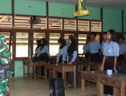 Pos Kapar Satgas Pamtas Yonarmed 13/Nanggala Beri Materi Wasbang di SMAN 1 Batang Lupar