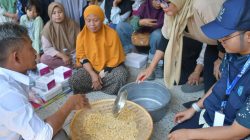 Bazma RU VI Balongan Edukasi Pembuatan Tempe kepada Mantan TKW