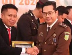 Momen HUT Bhayangkara ke-80,Bupati Bone Serahkan Penghargaan kepada Polisi Berprestasi
