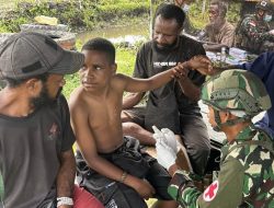 Satgas Yonif 645/GTY Laksanakan Pembagian Sargal Alkitab dan Pelayanan Kesehatan di Distrik Elelim