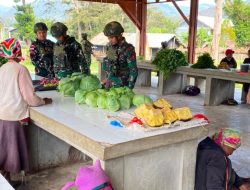 Peduli Kesejahteraan, Pos Bolakme Yonif 645/GTY Borong Hasil Kebun Warga