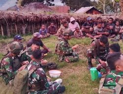 Satgas Yonif 645/GTY Pos Kurima Layat ke Warga Kampung Hoguma