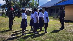 Prajurit Satgas Yonif 645/GTY Ajarkan tentang Wasbang kepada Pelajar SMPN Apahpsili