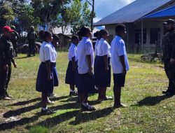Prajurit Satgas Yonif 645/GTY Ajarkan tentang Wasbang kepada Pelajar SMPN Apahpsili