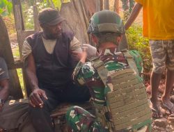 Personel Pos Bolakme Bantu Masyarakat Atasi Penyakit dan Bangun Tali Asih