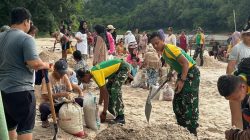Bangun Masjid,Satgas Yonarmed 13/Nanggala Kerja Bakti Bareng Warga Senaning Ambil Pasir Sungai